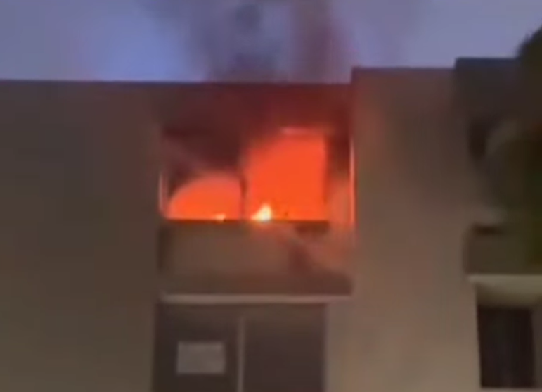 Emergencia por incendio en edificio de Villa Santos: dos jóvenes evacuados