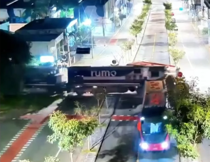 Tren parte en dos a un bus en Brasil: milagrosamente no hubo muertos