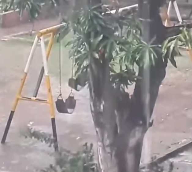 Columpio se mueve solo en parque infantil y vecinos aseguran que es el alma de una niña