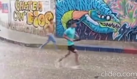 Jóvenes protagonizan pelea con machetes, palos y piedras , bajo la Lluvia en el ‘Pueblito’