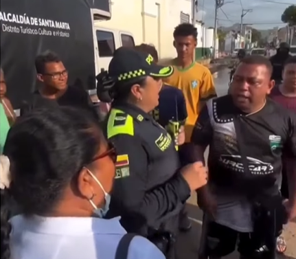 Indignación en Santa Marta por insulto de funcionaria a jóvenes que limpiaban tras inundaciones