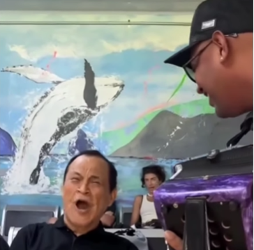 Emotivo encuentro entre Alfredo Gutiérrez y un aficionado en aeropuerto del Chocó