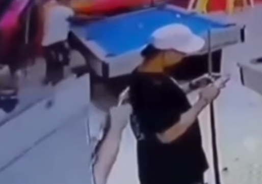 Momento exacto en el que sicario asesina a hombre en billar de La Sierrita
