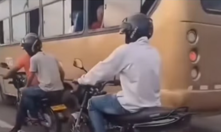 Ladrones en moto asaltan a pasajero de bus en la calle 30