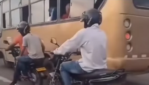 Ladrones en moto asaltan a pasajero de bus en la calle 30