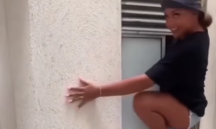 Mujer hace arriesgada maniobra para entrar a su apartamento por la ventana