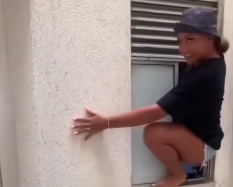 Mujer hace arriesgada maniobra para entrar a su apartamento por la ventana