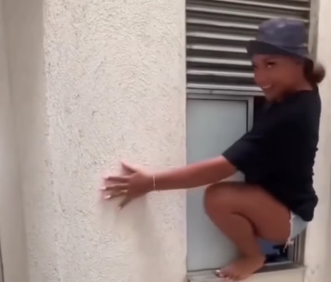 Mujer hace arriesgada maniobra para entrar a su apartamento por la ventana