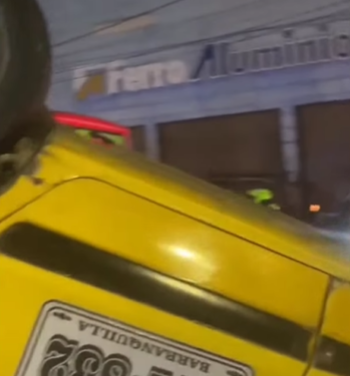 Aparatoso accidente en Barranquilla: taxi se volcó en la calle 30 y dejó un herido