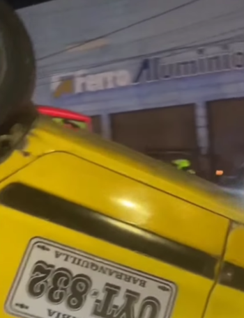 Aparatoso accidente en Barranquilla: taxi se volcó en la calle 30 y dejó un herido