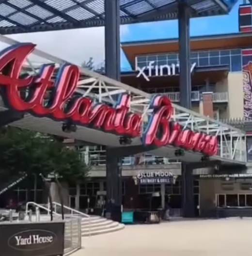 Ambiente vibrante en los alrededores del Truist Park antes del juego de los Bravos