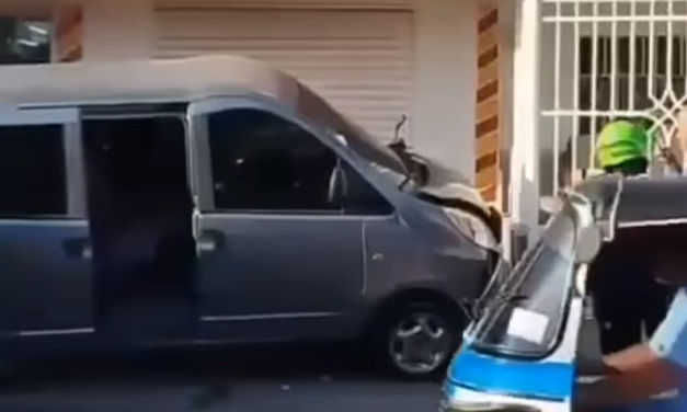Van pierde el control y se incrusta en terraza de farmacia en Soledad