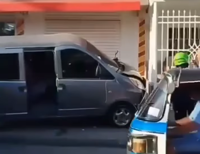 Van pierde el control y se incrusta en terraza de farmacia en Soledad