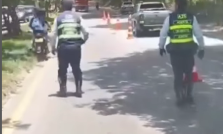 Agente de tránsito patea a motociclista en Girón y desata indignación ciudadana