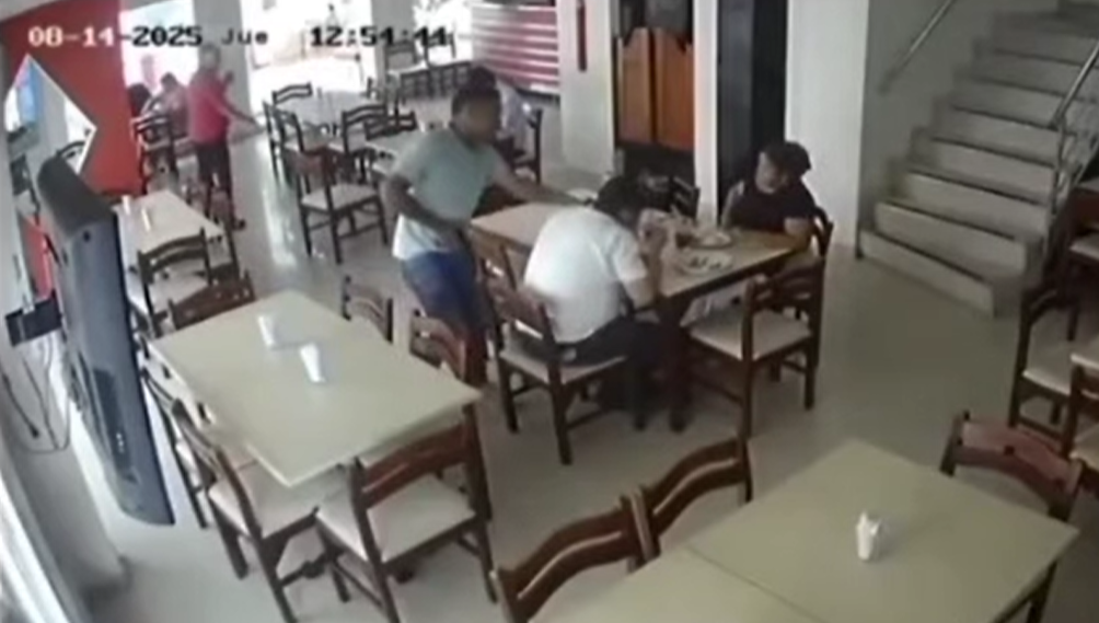 Asalto a restaurante en la 84, al mediodía