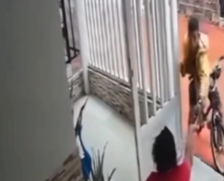 Hombre en bicicleta asalta a mujer en la terraza de su casa