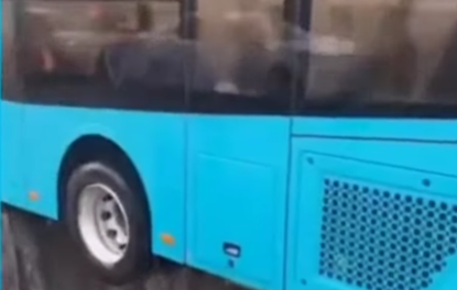 Trolebús con pasajeros casi cae en un socavón en Rusia