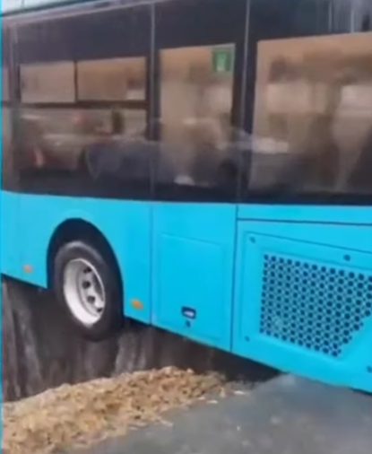 Trolebús con pasajeros casi cae en un socavón en Rusia