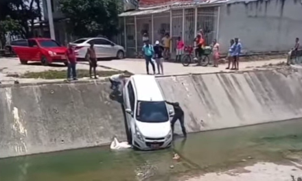 Conductor se adentra en un canal de la urbanización El Parque y genera polémica en redes