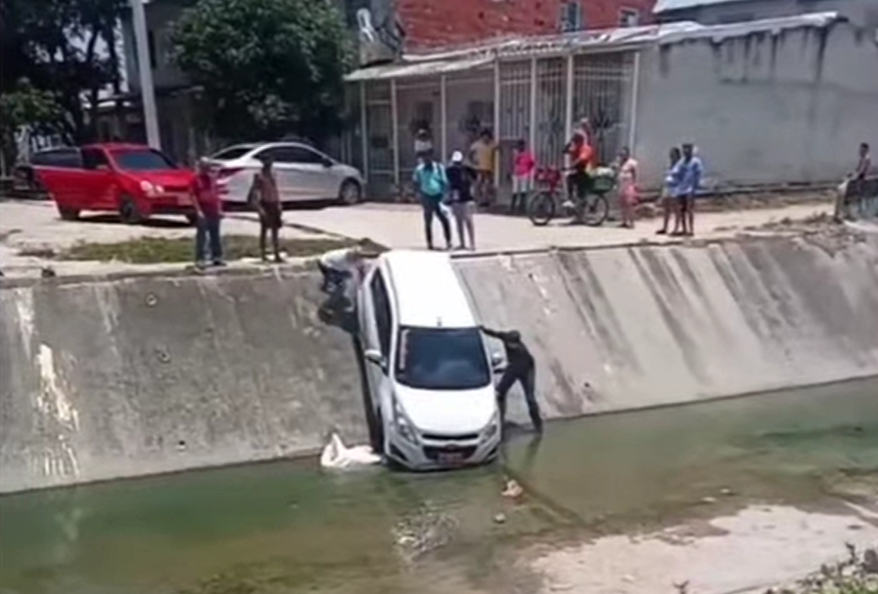 Conductor se adentra en un canal de la urbanización El Parque y genera polémica en redes