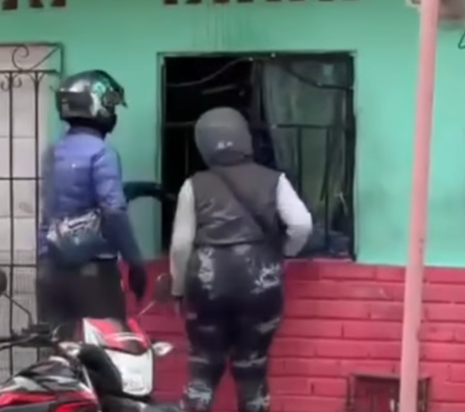 Cobradiarios rompen vidrios de una vivienda en el sur de Barranquilla y vecinos casi los linchan