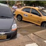 Hundimiento en la 79 con 52 deja dos vehículos atascados y cuestiona recientes obras en Barranquilla