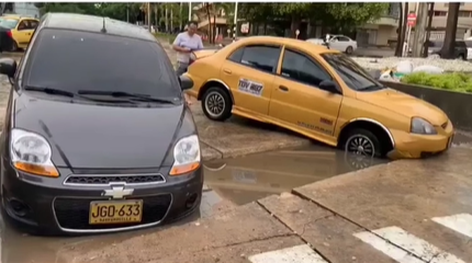 Hundimiento en la 79 con 52 deja dos vehículos atascados y cuestiona recientes obras en Barranquilla