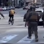 Repartidor en bicicleta escapa de una redada del ICE y se vuelve viral en EE. UU.