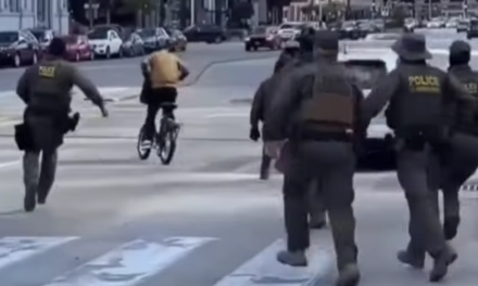 Repartidor en bicicleta escapa de una redada del ICE y se vuelve viral en EE. UU.