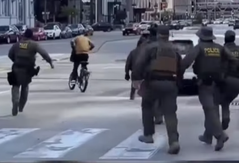 Repartidor en bicicleta escapa de una redada del ICE y se vuelve viral en EE. UU.
