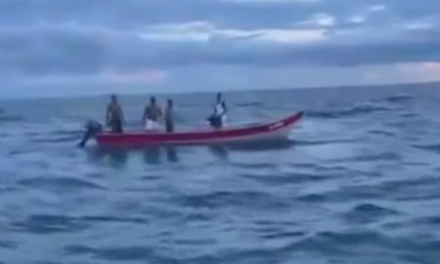 Armada de Colombia rescata a cuatro tripulantes en el Golfo de Urabá
