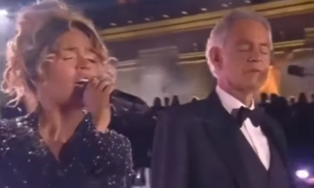 Karol G hizo historia al cantar en el Vaticano junto a Andrea Bocelli