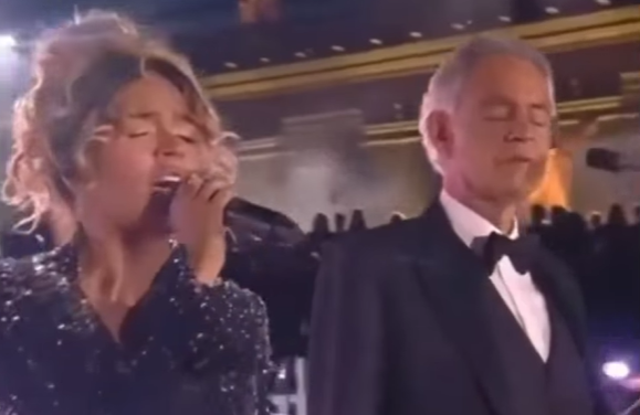 Karol G hizo historia al cantar en el Vaticano junto a Andrea Bocelli