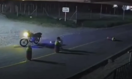 Motociclista se toma selfie junto a cilindros bomba en la vía Morales–Piendamó