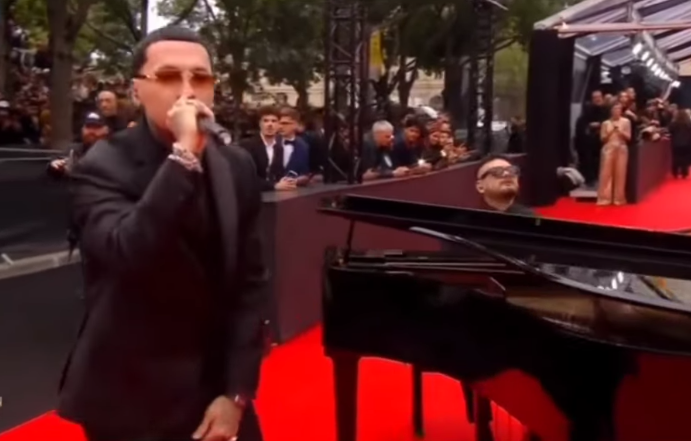 Blessd hizo historia en el Balón de Oro: primer colombiano en inaugurar la gala en París