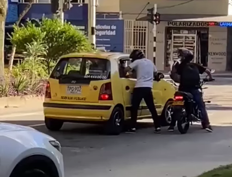 Delincuentes en moto atracan a pasajeros de taxi en Medellín: el hecho quedó grabado en video