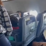Pasajera atada con cinta en vuelo de American Airlines tras agredir a tripulación