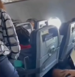 Pasajera atada con cinta en vuelo de American Airlines tras agredir a tripulación