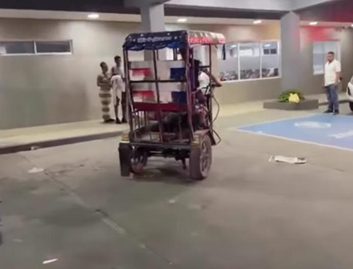 Videos muestran llegada de víctimas en carricoches al hospital en tragedia por licor adulterado