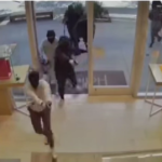Robo masivo en joyería de San Francisco: más de 20 ladrones arrasaron en minutos