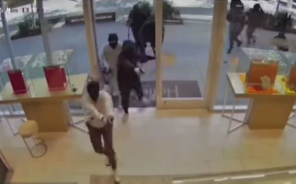 Robo masivo en joyería de San Francisco: más de 20 ladrones arrasaron en minutos