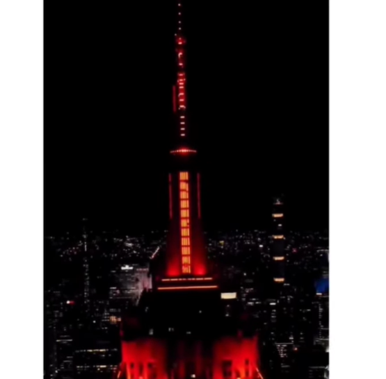 El Empire State se tiñó de rojo en honor al Silvestrismo y a Silvestre Dangond
