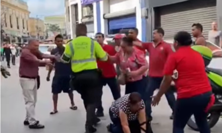 Policía que agrede a una mujer durante procedimiento de tránsito