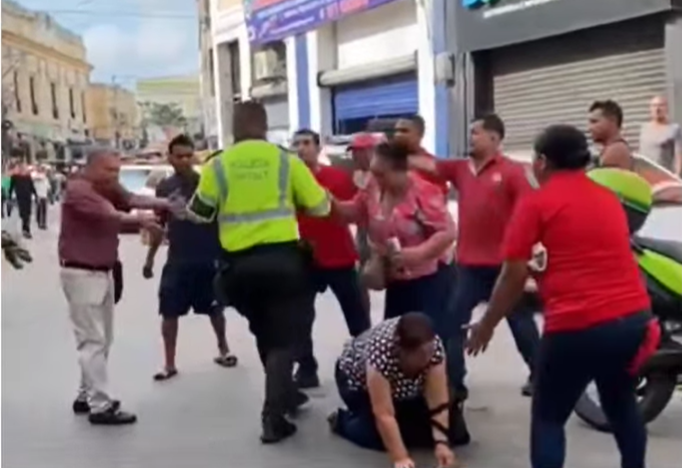 Policía que agrede a una mujer durante procedimiento de tránsito
