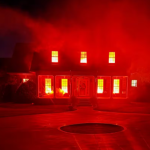 ‘Casa en llamas’ causa sensación en Carolina del Sur por su impresionante decoración de Halloween