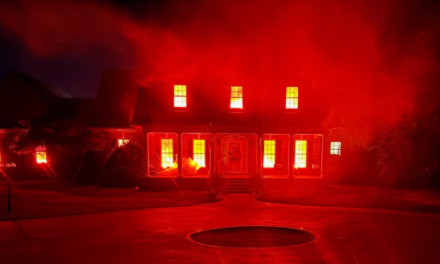 ‘Casa en llamas’ causa sensación en Carolina del Sur por su impresionante decoración de Halloween