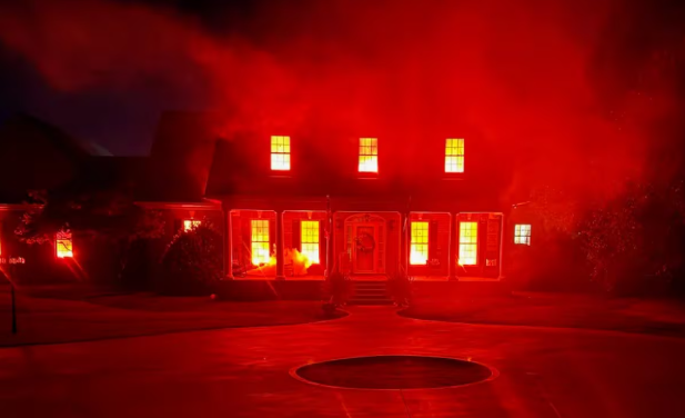 ‘Casa en llamas’ causa sensación en Carolina del Sur por su impresionante decoración de Halloween