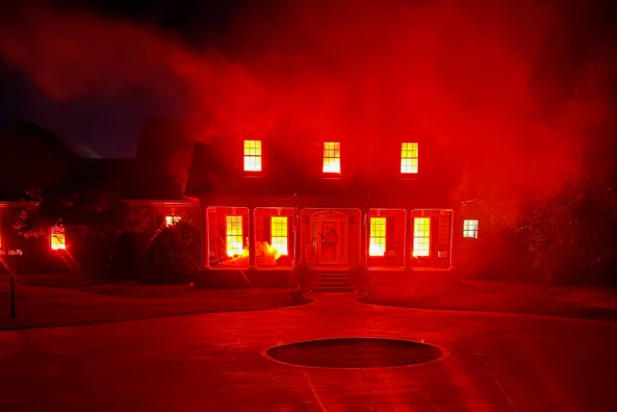 ‘Casa en llamas’ causa sensación en Carolina del Sur por su impresionante decoración de Halloween
