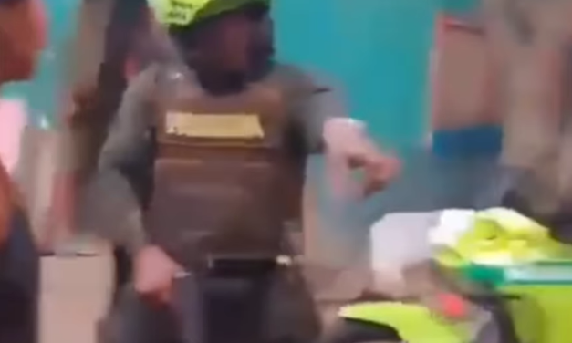 “Te lo pego, te lo pego”: policía atemorizó a jóvenes y niños en Soledad