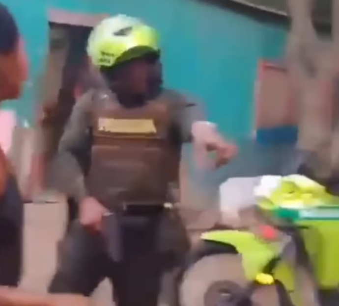 “Te lo pego, te lo pego”: policía atemorizó a jóvenes y niños en Soledad